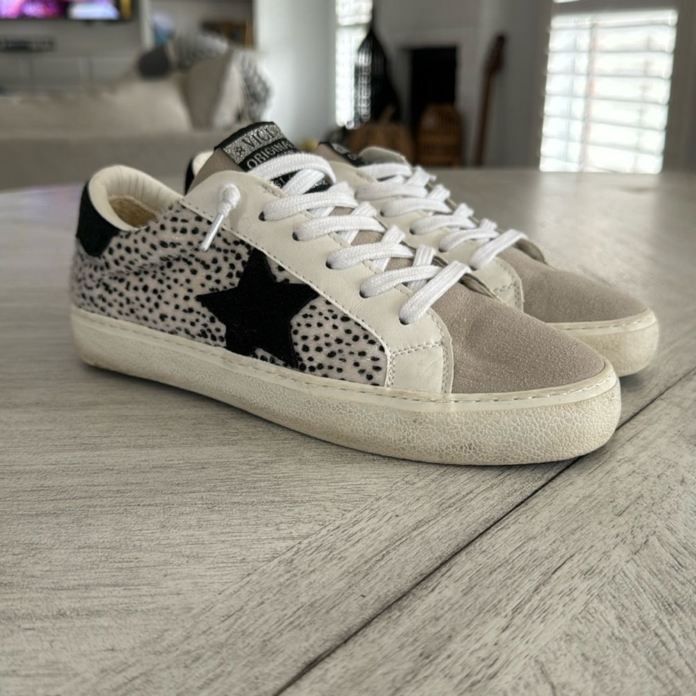 NEW VICI Modern Rush original design White and Black sneakers. Size 6.5